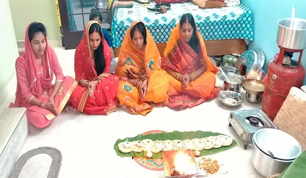 मुरादाबाद : खरना कर व्रतियों ने शुरू किया निर्जला व्रत, आज डूबते सूरज को देंगी अर्घ्य