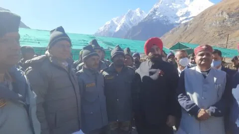 देहरादूनः मुख्यमंत्री धामी ने सरहद पर तैनात जवानों के साथ मनाई दीवाली