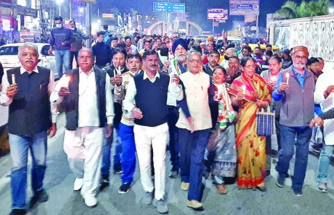 हल्द्वानी: कांग्रेसियों ने कैंडल जलाकर किसानों को दी श्रद्धांजलि
