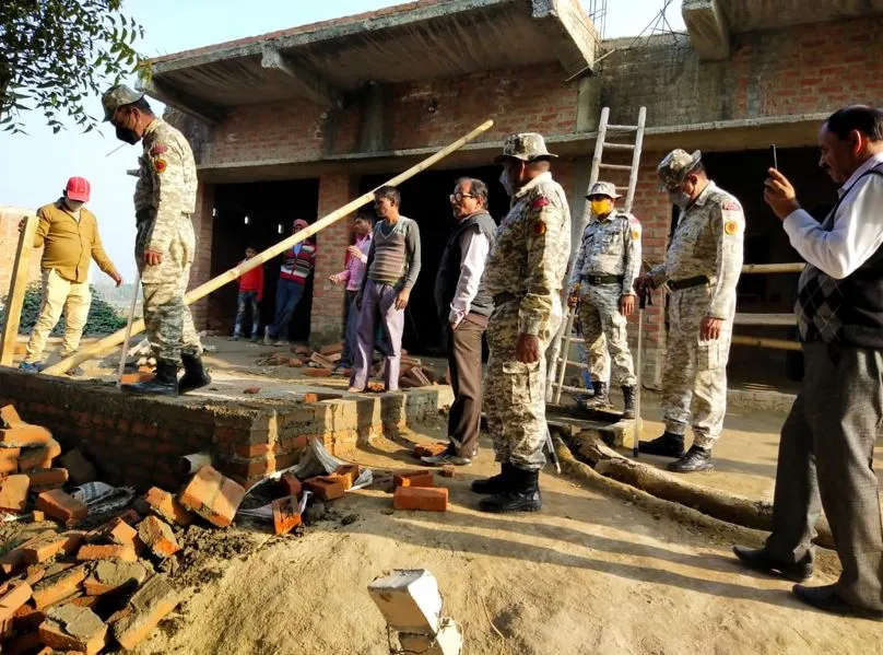 बरेली: अतिक्रमण हटाने गए रिटायर्ड तहसीलदार को डंडा मारने दौड़ी वृद्धा