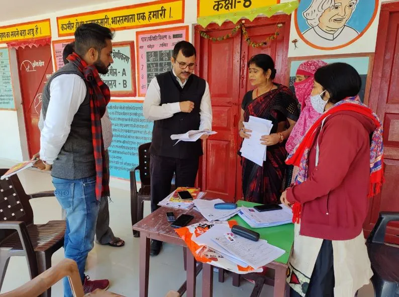 बरेली: बूथों पर मतदाता बनने को उमड़े युवा, अधिकारियों ने किया निरीक्षण