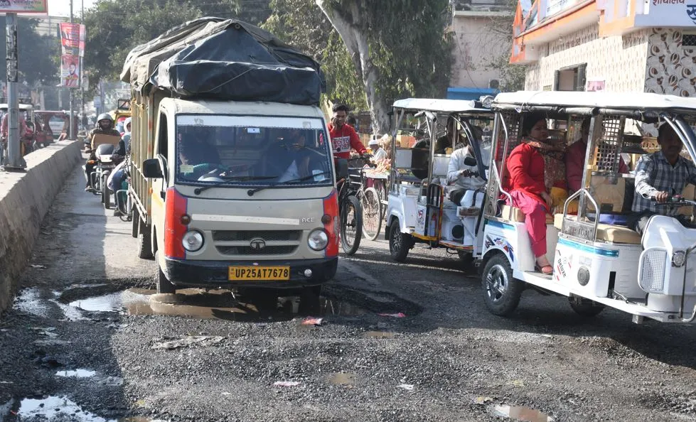 बरेली: 17 नवंबर तक गड्ढामुक्ति के दावे बेदम, तमाम सड़कें टूटीं