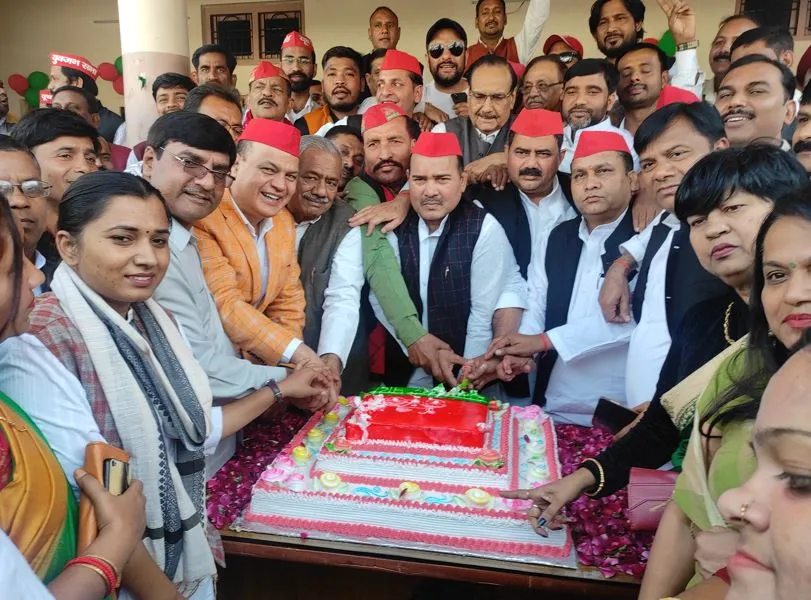 बरेली: केक काटकर मनाया मुलायम सिंह का जन्मदिन