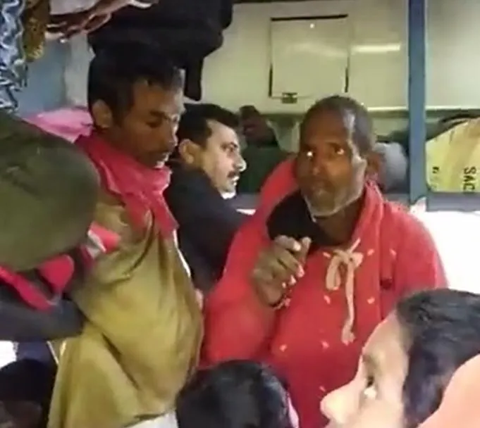 बरेली: आरक्षण के बाद भी यात्रियों को कोचों में ठूंसकर सफर करा रहा रेलवे