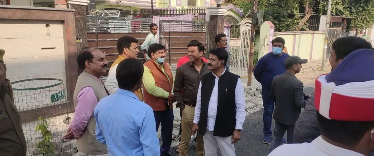 बरेली: सड़कों की गुणवत्ता जांच को इंजीनियरों संग पहुंचे मेयर