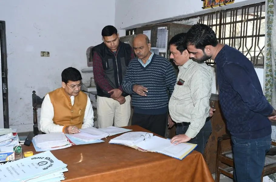 बरेली: वार्डों में अंधेरा और विभाग दबाए बैठा था 500 स्ट्रीट लाइटें