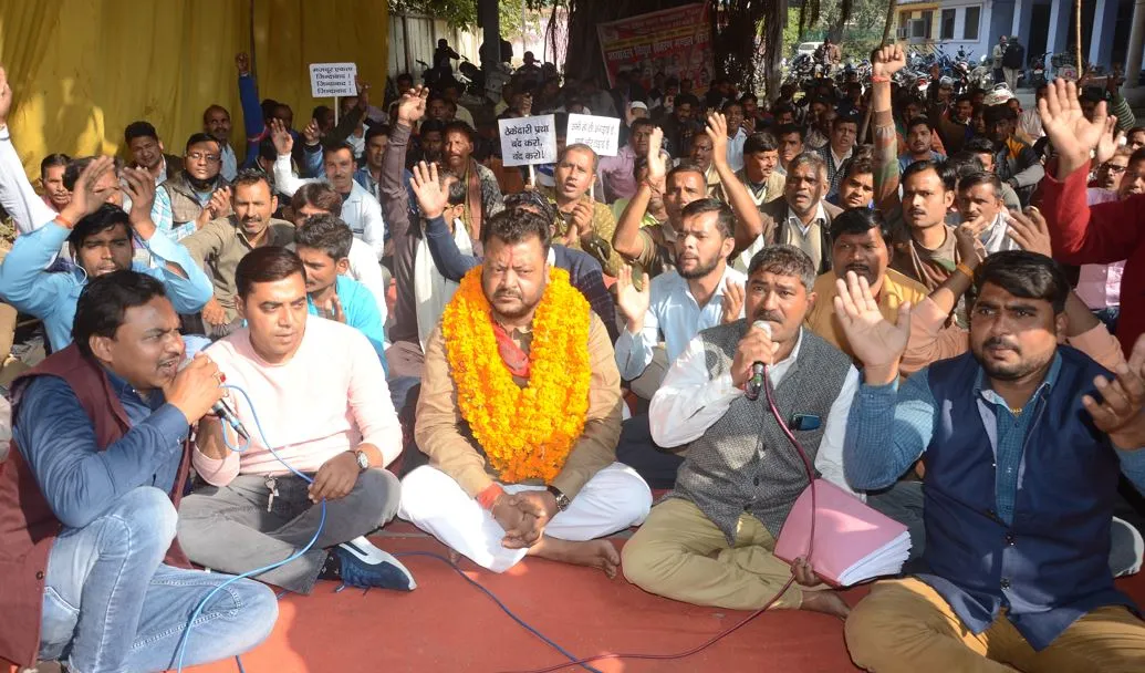 बरेली: प्रदर्शन के छठे दिन संविदा कर्मियों से वार्ता करने पहुंचे अधिकारी
