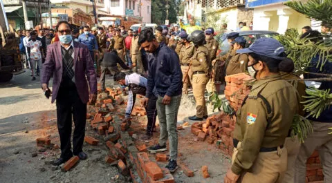 हल्द्वानी: पांच घंटे तक चले हंगामे के बीच नगर निगम ने जेसीबी से ढहाई दीवार