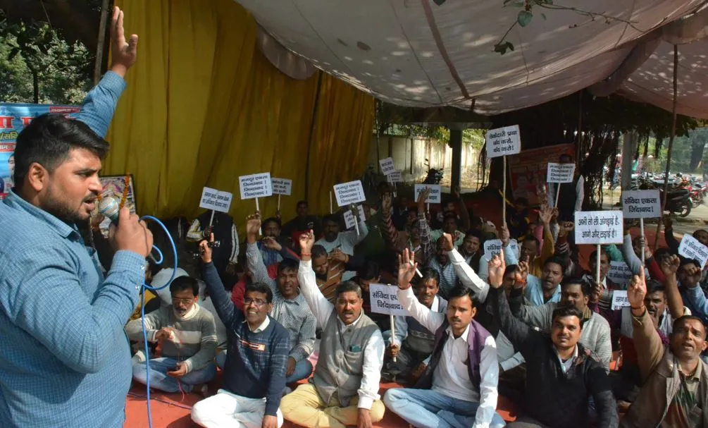 बरेली: संविदाकर्मियों की हड़ताल से बिजली का झटका, अंधेरे में काटी रात