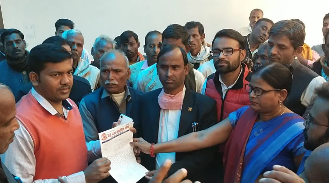 बरेली: बिजली विभाग के खिलाफ एसडीएम को ज्ञापन