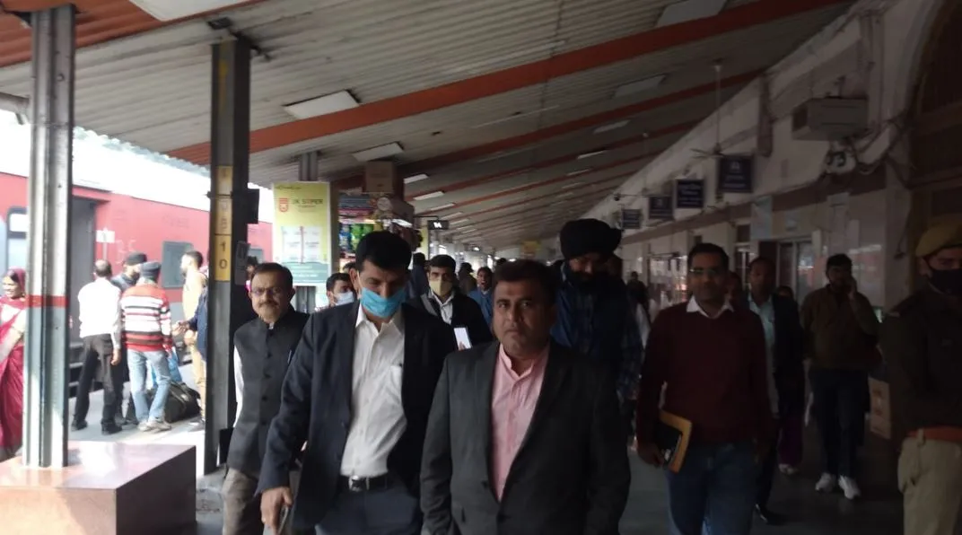 बरेली: रेलवे ट्रैक पर गंदगी देख भड़के एडीआरएम
