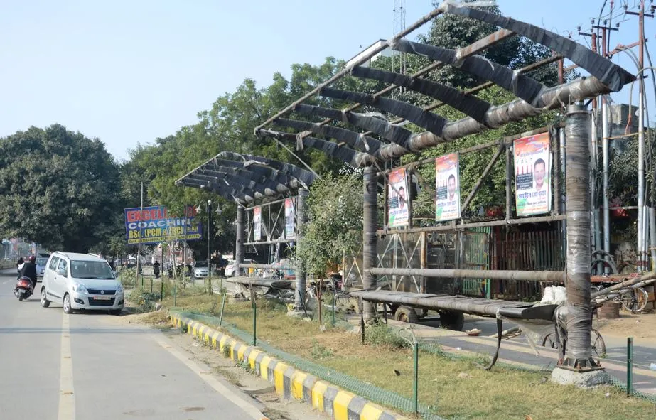 बरेली: आदर्श रोड पर विज्ञापन कंपनी ने बना लिए अवैध बस स्टैंड के शेड