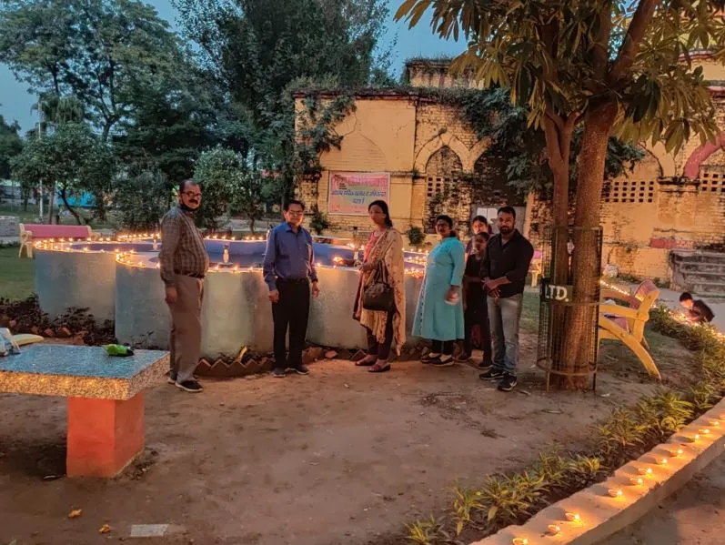 बरेली: 30 हजार दीपक जलाकर दूर किया पार्कों का अंधेरा