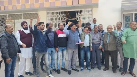 हल्द्वानी: नहर कवरिंग के बाद भी नहीं बनी सड़क, भड़के ग्रामीणों ने पीडब्ल्यूडी दफ्तर में किया प्रदर्शन