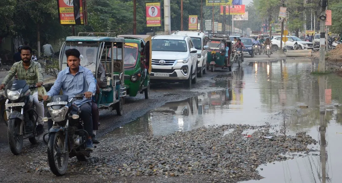 बरेली: स्टेडियम के सामने हो गया बदायूं रोड जैसा हाल