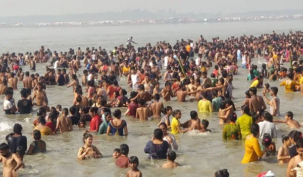 अमरोहा : तिगरी गंगा मेले में उमड़ा श्रद्धालुओं का सैलाब, हर-हर गंगे के जयकारों से गूंजा घाट