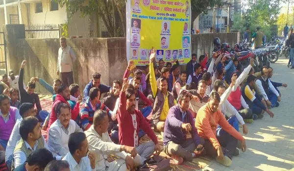 बिजनौर : मांगों को लेकर संविदा कर्मचारियों का धरना