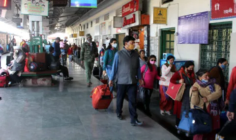 हल्द्वानी: रेलवे स्टेशनों पर कोविड जांच नहीं, शहर में लोग बेपरवाह