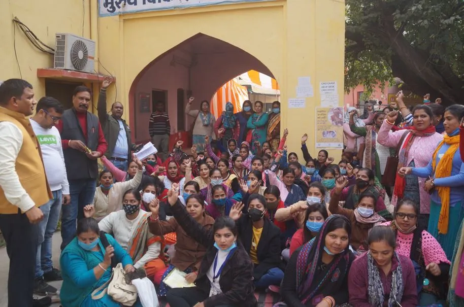 बरेली: अफसरों की मनमानी पर संविदा स्वास्थ्य कर्मियों का प्रदर्शन