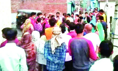 हल्द्वानी: दो सौ से अधिक महिलाओं ने बोला शराब तस्कर के घर पर धावा