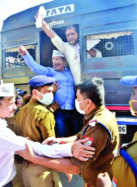 हल्द्वानी: कैबिनेट मंत्री के घर पहुंचे आप कार्यकर्ताओं को उठा ले गई पुलिस