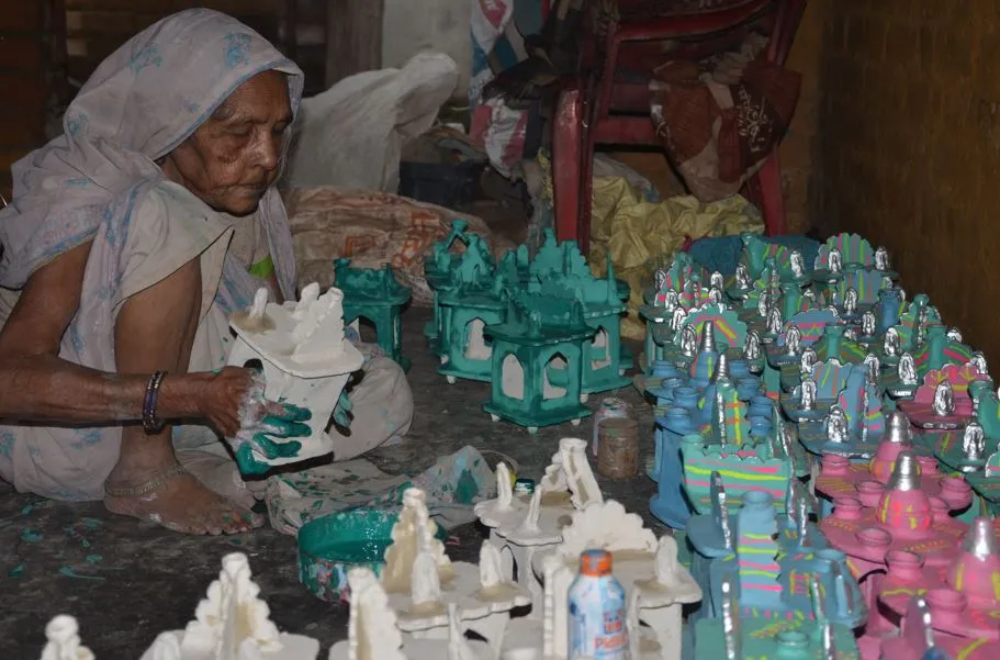 बरेली: बाढ़ के कारण नहीं मिल पाई चिकनी मिट्टी, दिवाली पर दीये बनाने में आईं दिक्कतें