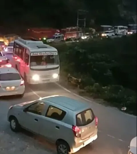 रानीबाग पुल बंद होने से तीन घंटे तक भवाली मार्ग में जाम फंसे रहे यात्री, देखें वीडियो