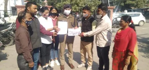 हल्द्वानी: बगैर हेलमेट के बाइक चलाने पर मेयर के खिलाफ सड़कों पर उतरे कांग्रेसी