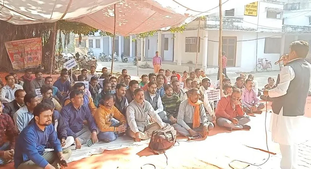बरेली: संविदाकर्मी बोले- मांगें पूरी न होने तक जारी रहेगा धरना-प्रदर्शन
