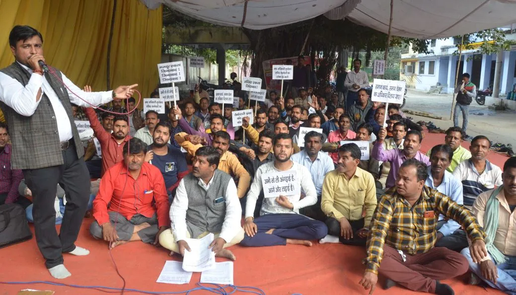 बरेली: दूसरे दिन भी जारी रहा बिजली कर्मचारियों का धरना