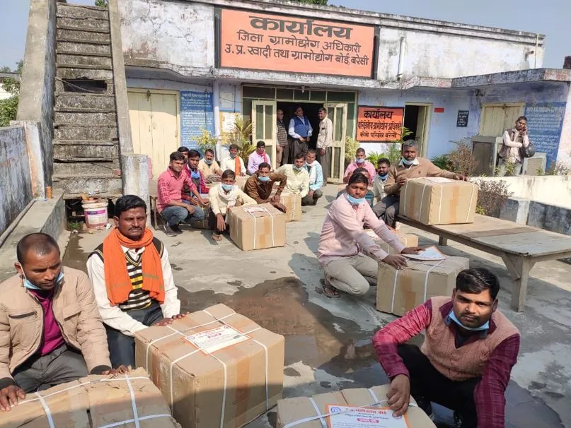 बरेली: कुम्हारी उद्योग को बढ़ावा देने के लिए कामगारों को विद्युत चालित चॉक बांटे