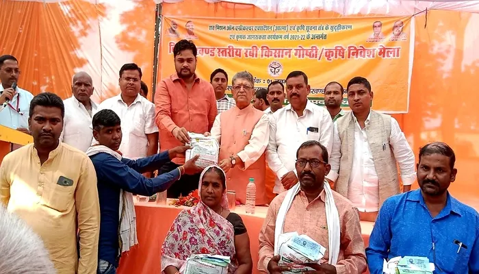 अयोध्या में आयोजित किसान गोष्ठी व कृषि मेला, किसानों को वितरित किया गया सरसों का बीज