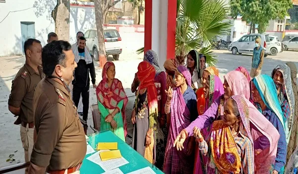 अमरोहा : महिलाओं ने कोतवाली पहुंचकर गांव में शराब एवं जुआ बंद कराने की मांग की