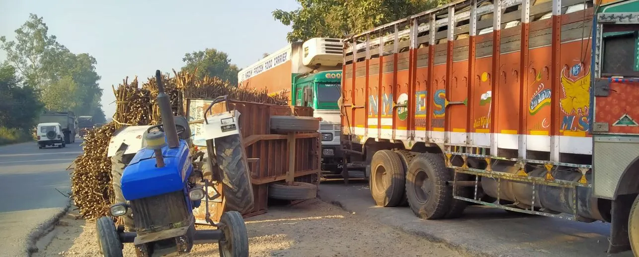 बरेली: गन्ने की ट्राली पलटने से लगा जाम, लोग परेशान