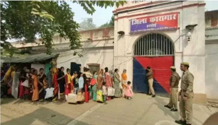 हरदोई: 607 महिलाओं ने जेल में बंद भाइयों को लगाया भाई दूज का टीका