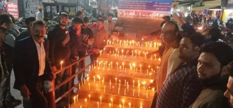 हल्द्वानी: सपा ने आंदोलनकारियों का किया सम्मान, जलाई 21 सौ मोमबत्तियां