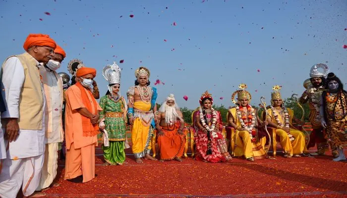 पहले कब्रिस्तान पर खर्च होते थे पैसे, अब मंदिरों पर हो रहे हैं: CM योगी