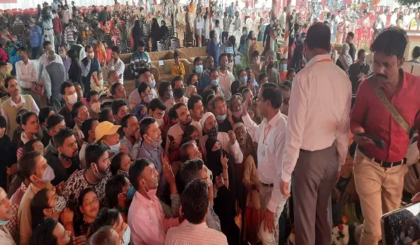 मुरादाबाद : चाबी न मिलने पर आवंटियों का हंगामा