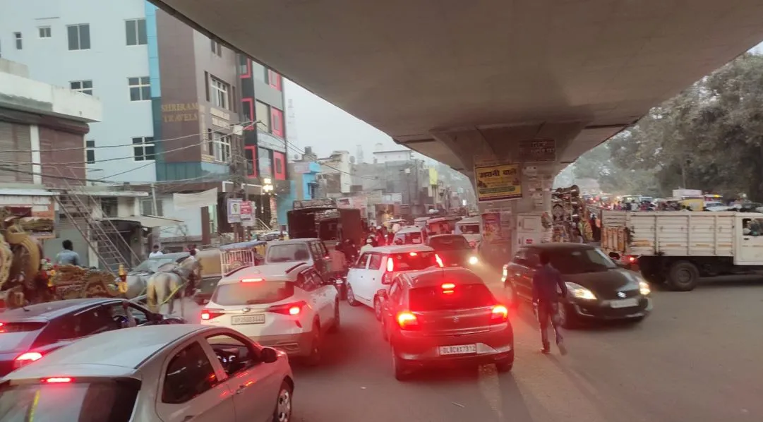 बरेली: अफसरों में नहीं सामंजस्य, अनदेखी राहगीरों को जाम में फंसा रही