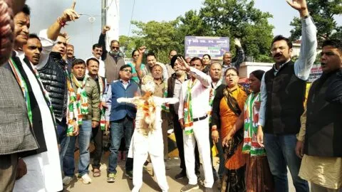 हल्द्वानी: पूर्व कानून मंत्री सलमान खुर्शीद के घर पर पथराव, कांग्रेस ने प्रदेश सरकार का फूंका पुतला
