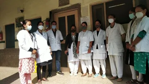 हल्द्वानी: पांच महीने से नहीं मिला वेतन, गुस्साए नर्सिंग स्टाफ ने किया प्रदर्शन
