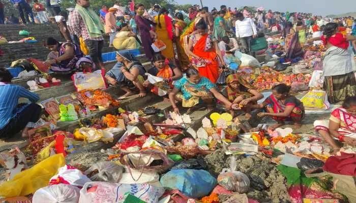 अयोध्या: सरयू में स्नान को उमड़े श्रद्धालु, जमथरा घाट पर दिखा खासा उत्साह