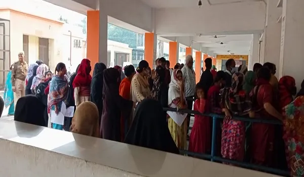 मुरादाबाद : जिला अस्पताल में मरीजों की भीड़, 1800 से अधिक रोगी