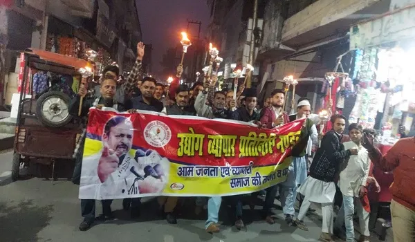 रामपुर : ईओ के खिलाफ व्यापारियों ने निकाला मशाल जुलूस, कार्रवाई की मांग