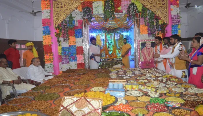 अयोध्या के मंदिरों में मनाया गया अन्नकूट महोत्सव, भगवान को लगा छप्पन भोग