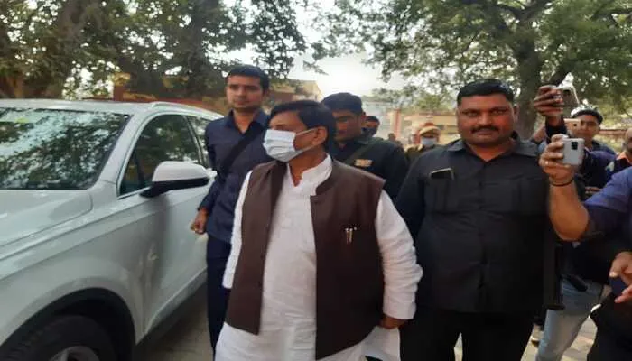 सीतापुर: जेल में बंद आजम खां से शिपवाल ने की मुलाकात