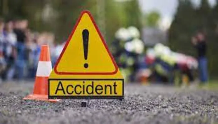 कौशांबी: तीर्थयात्रियों से भरी बस पेड़ से टकराई, बस मालिक सहित 12 घायल