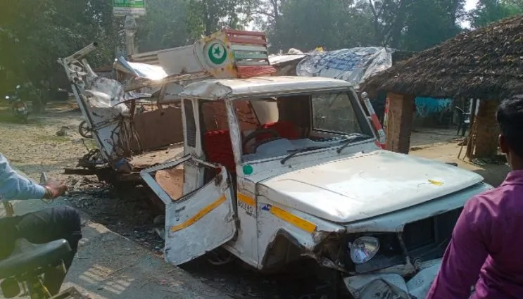पीलीभीत: ट्रक और पिकअप की जोरदार टक्कर, मवेशी की मौत, हिरासत में वाहन चालक