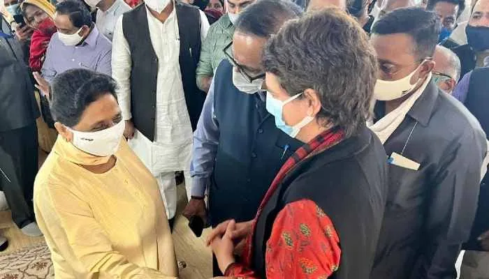 बसपा प्रमुख मायावती की मां को श्रद्धांजलि देने पहुंचीं प्रियंका, जताया गहरा शोक