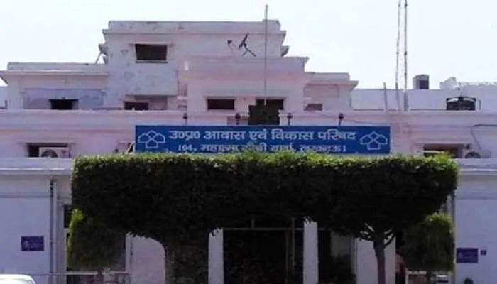 लखनऊ: आवास विकास में रक्षक ही बने भक्षक, जानें पूरा मामला